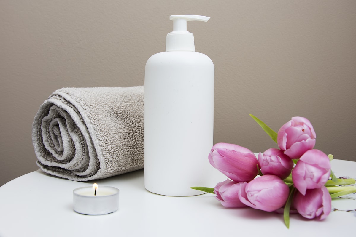 Luxuriöses Spa-Bad mit Kerzen und Blüten – Sommer Wellness Ritual zuhause Schweiz