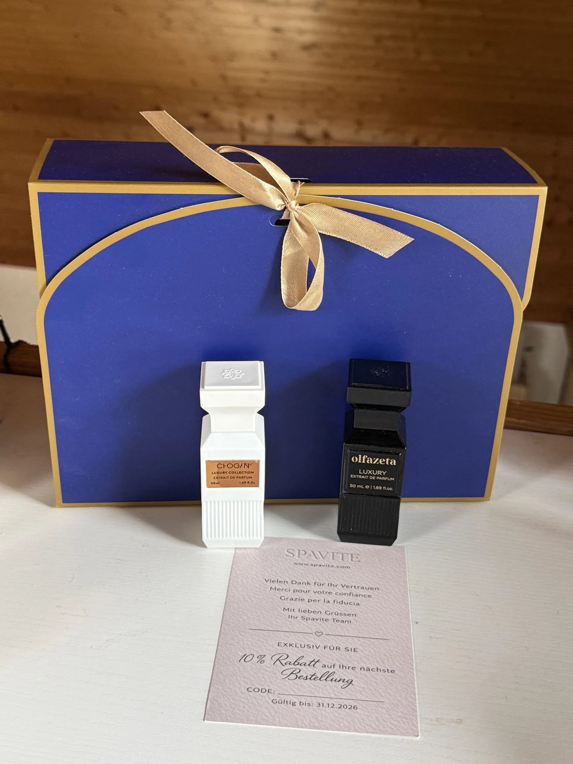 Il Duo Siciliano Parfum-Duo – echtes Foto des gelieferten Sets, weisser und schwarzer 50 ml Extrait de Parfum Flakon in Geschenkbox mit goldener Schleife | Spavite Schweiz